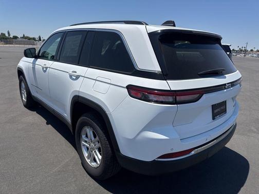 Bright White Clearcoat 2024 Jeep Grand Cherokee Laredo