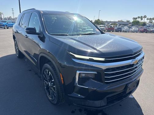 Mosaic Black Metallic 2025 Chevrolet Traverse LT