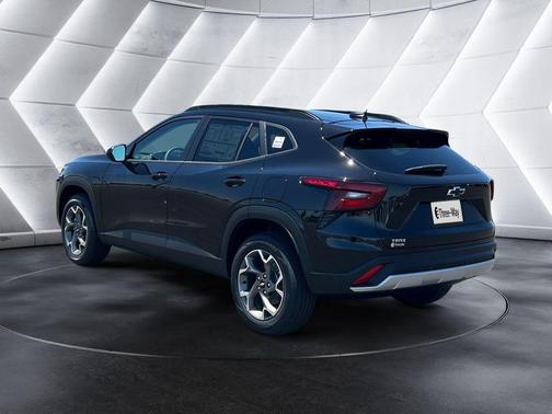 Mosaic Black Metallic 2026 Chevrolet Trax LT