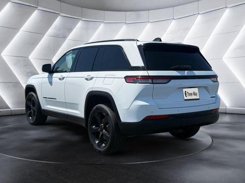 Bright White Clearcoat 2023 Jeep Grand Cherokee Limited