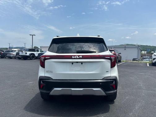 Snow White Pearl 2024 Kia Seltos SX