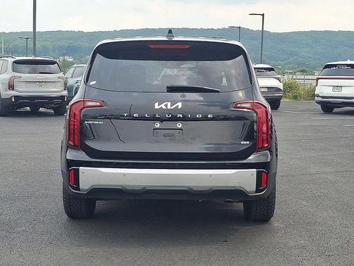 Ebony Black 2024 Kia Telluride LX