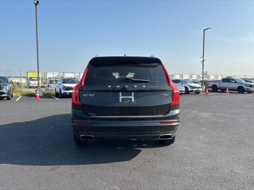 2016 Volvo XC90 T6 Momentum