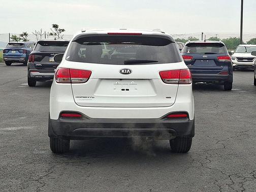 Snow White Pearl 2018 Kia Sorento LX