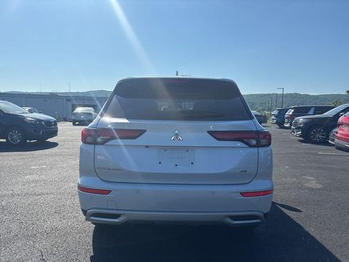 White 2024 Mitsubishi Outlander SE S-AWC