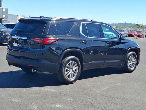 Mosaic Black Metallic 2023 Chevrolet Traverse LT Cloth