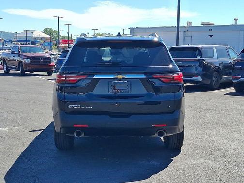 Mosaic Black Metallic 2023 Chevrolet Traverse LT Cloth