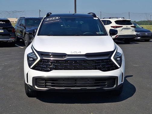 Glacial White Pearl 2024 Kia Sportage X-Line