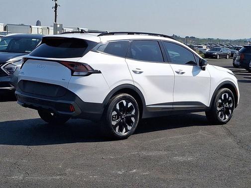 Glacial White Pearl 2024 Kia Sportage X-Line