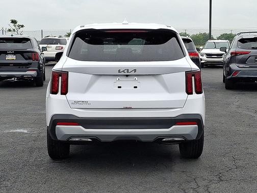 Glacial White Pearl 2025 Kia Sorento LX