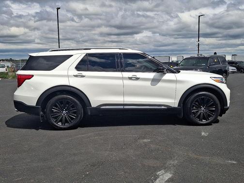White Metallic 2023 Ford Explorer Limited