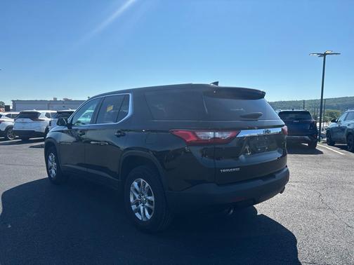 Mosaic Black Metallic 2021 Chevrolet Traverse LS