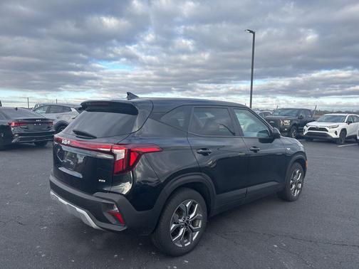 Fusion Black 2024 Kia Seltos LX