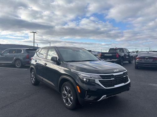 Fusion Black 2024 Kia Seltos LX