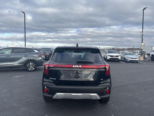 Fusion Black 2024 Kia Seltos LX