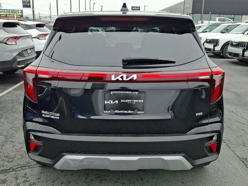 Fusion Black 2024 Kia Seltos LX