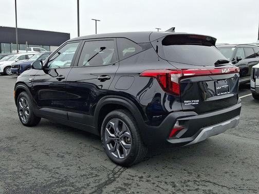 Fusion Black 2024 Kia Seltos LX
