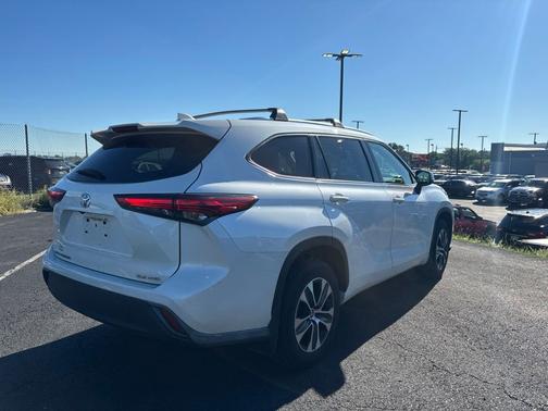 Blizzard Pearl 2021 Toyota Highlander XLE