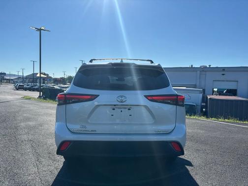 Blizzard Pearl 2021 Toyota Highlander XLE