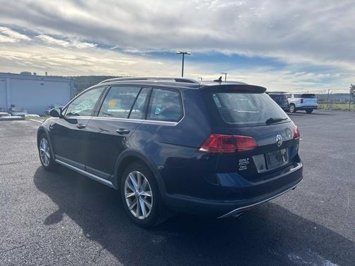 Blue 2017 Volkswagen Golf Alltrack