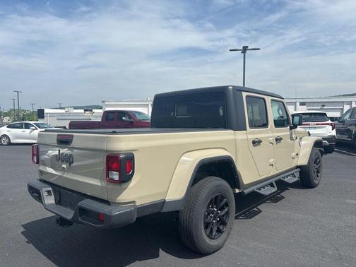 Limited Edition Gobi Clearcoat 2022 Jeep Gladiator Altitude 4x4