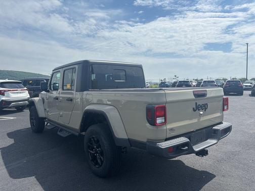 Limited Edition Gobi Clearcoat 2022 Jeep Gladiator Altitude 4x4