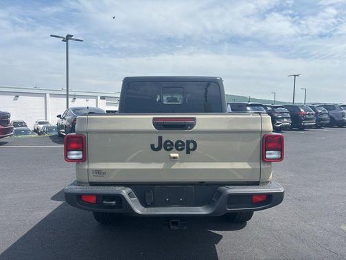 Limited Edition Gobi Clearcoat 2022 Jeep Gladiator Altitude 4x4