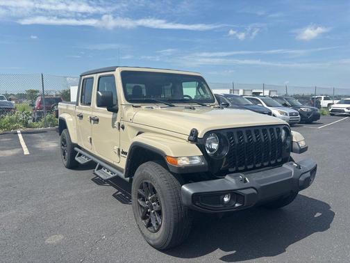 Limited Edition Gobi Clearcoat 2022 Jeep Gladiator Altitude 4x4