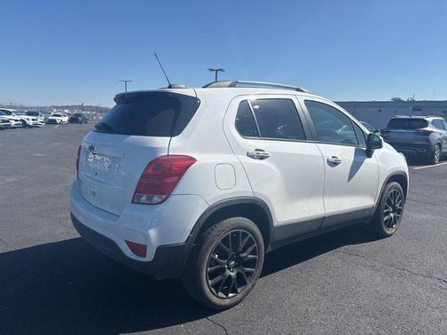 Summit White 2022 Chevrolet Trax LT