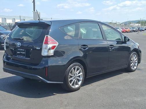 2017 Toyota Prius v Five