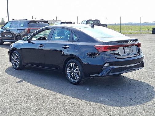 Aurora Black Pearl 2024 Kia Forte LXS