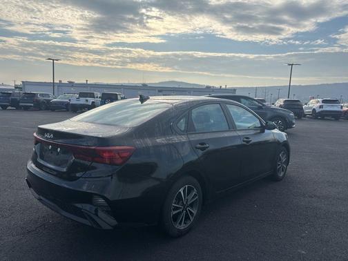 Aurora Black Pearl 2024 Kia Forte LXS