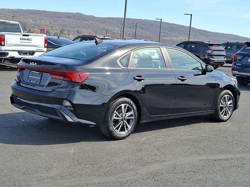 Aurora Black Pearl 2024 Kia Forte LXS