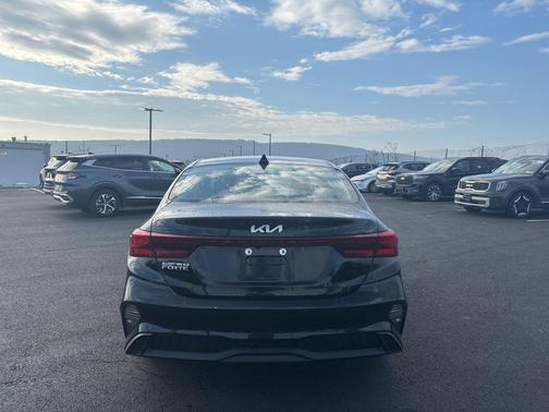 Aurora Black Pearl 2024 Kia Forte LXS