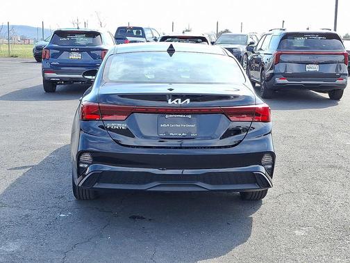 Aurora Black Pearl 2024 Kia Forte LXS