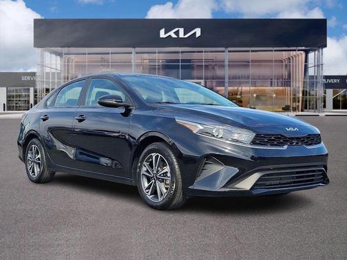 Aurora Black Pearl 2024 Kia Forte LXS