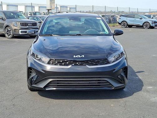 Aurora Black Pearl 2024 Kia Forte LXS