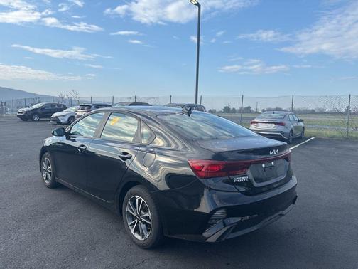 Aurora Black Pearl 2024 Kia Forte LXS