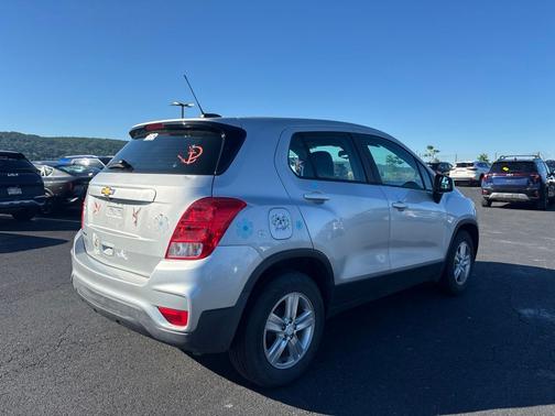 Silver Ice Metallic 2019 Chevrolet Trax LS