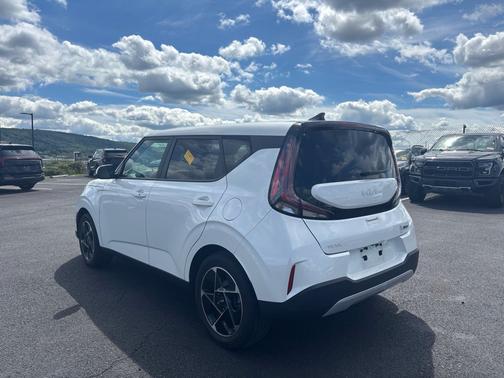 Snow White Pearl 2024 Kia Soul EX