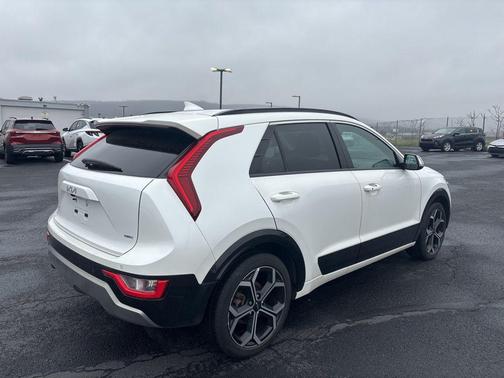 Snow White Pearl 2023 Kia Niro Touring