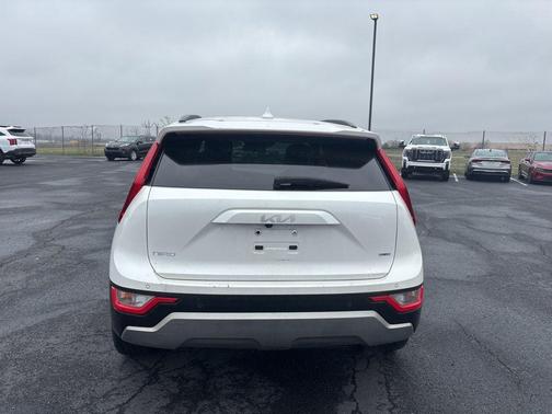 Snow White Pearl 2023 Kia Niro Touring