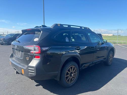 Crystal Black Silica 2024 Subaru Outback Wilderness