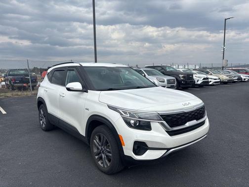 Snow White Pearl 2023 Kia Seltos S