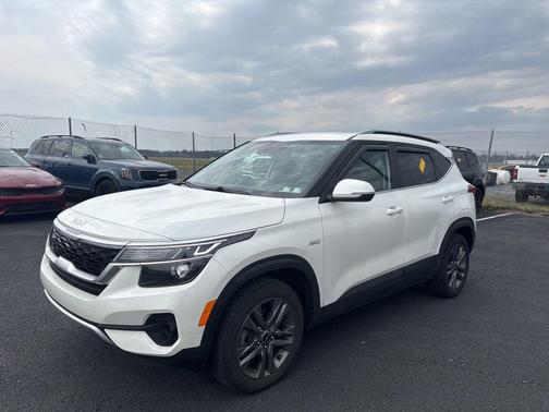 Snow White Pearl 2023 Kia Seltos S
