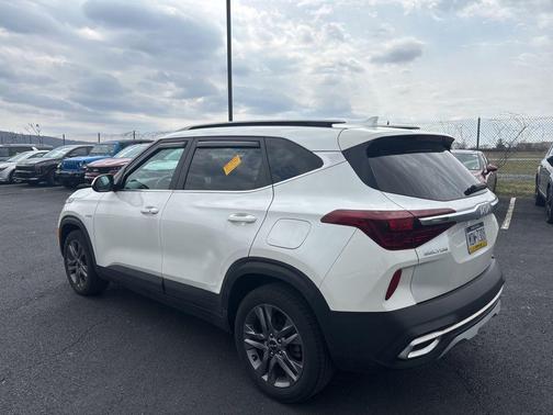 Snow White Pearl 2023 Kia Seltos S