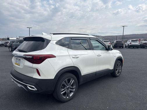 Snow White Pearl 2023 Kia Seltos S