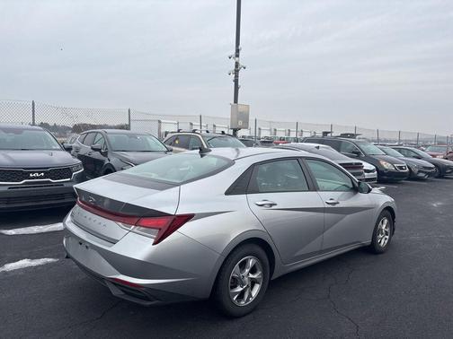 2021 Hyundai ELANTRA SE