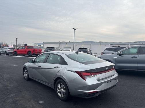 2021 Hyundai ELANTRA SE