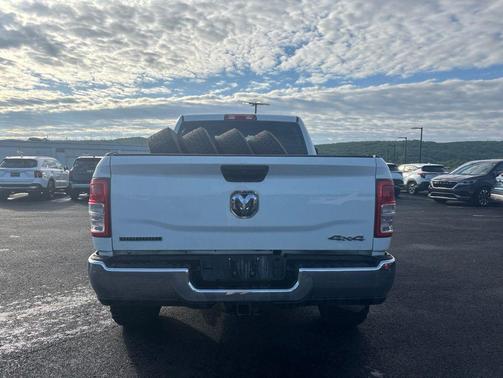 Bright White Clearcoat 2024 RAM 2500 Big Horn Crew Cab 4x4 6'4' Box
